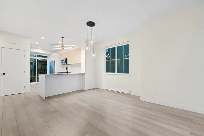 31 488 FURNESS STREET - photo 3 of 40