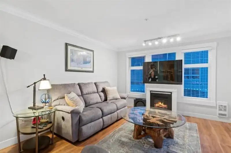 215 1359 56 STREET - photo 2 of 13