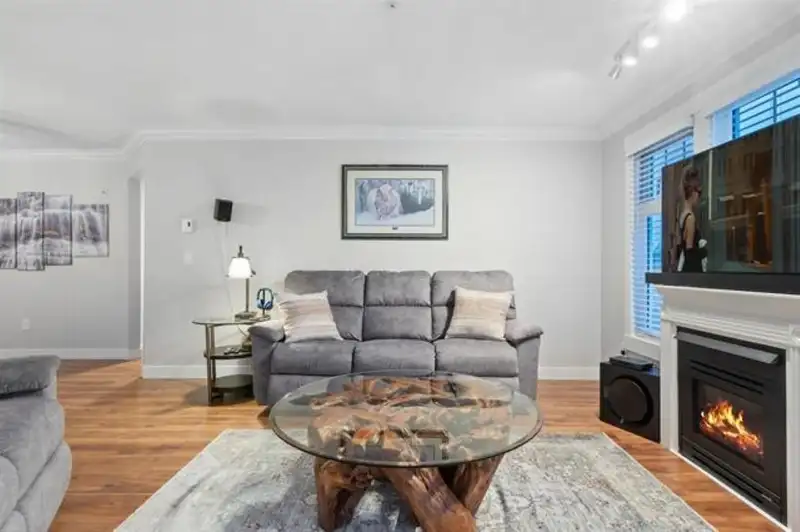 215 1359 56 STREET - photo 4 of 13