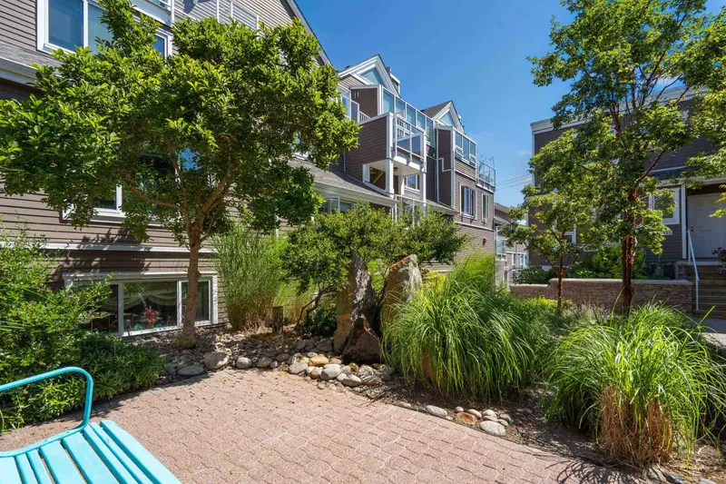 1107 ELM STREET - photo 2 of 25