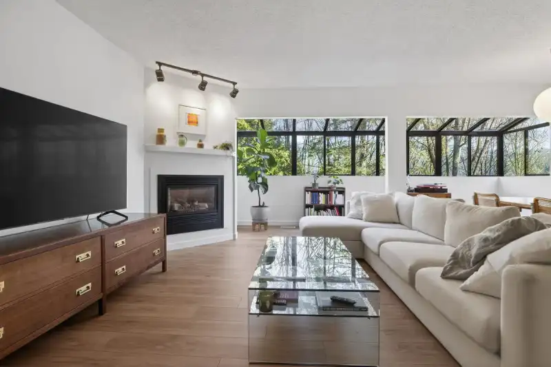 526 CARDIFF WAY - photo 1 of 30