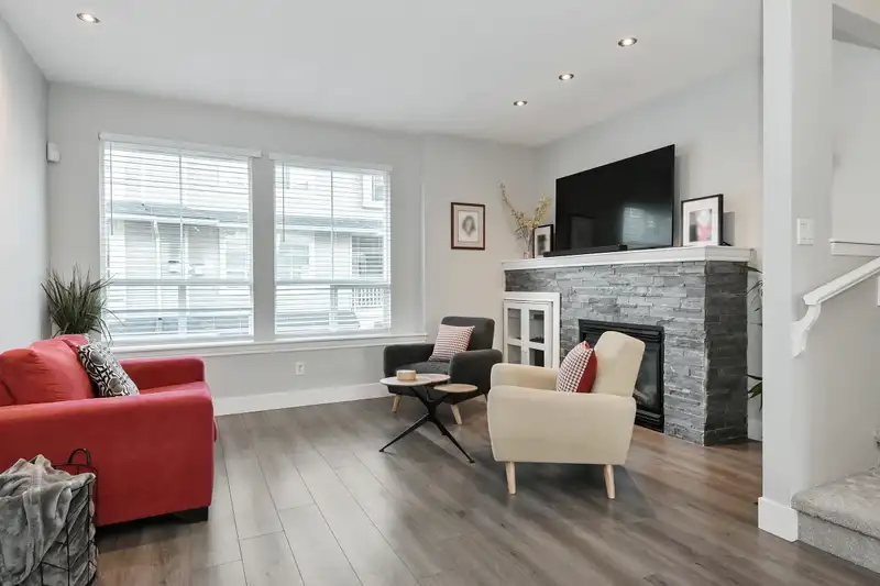 40 14952 58 AVENUE - photo 2 of 25