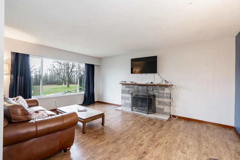 15058 ROBIN CRESCENT - photo 4 of 25