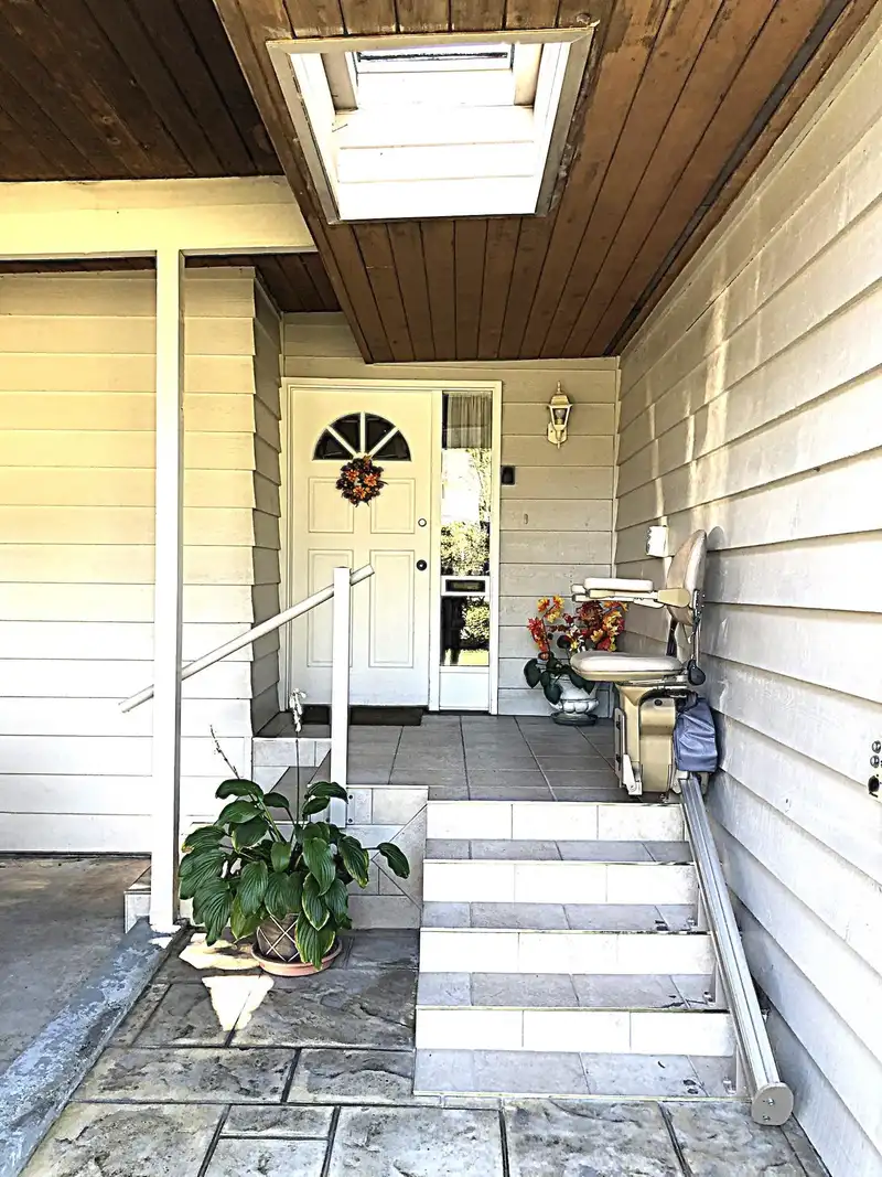 9437 DAWSON CRESCENT - photo 2 of 19