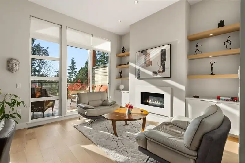 205 13585 16 AVENUE - photo 1 of 36
