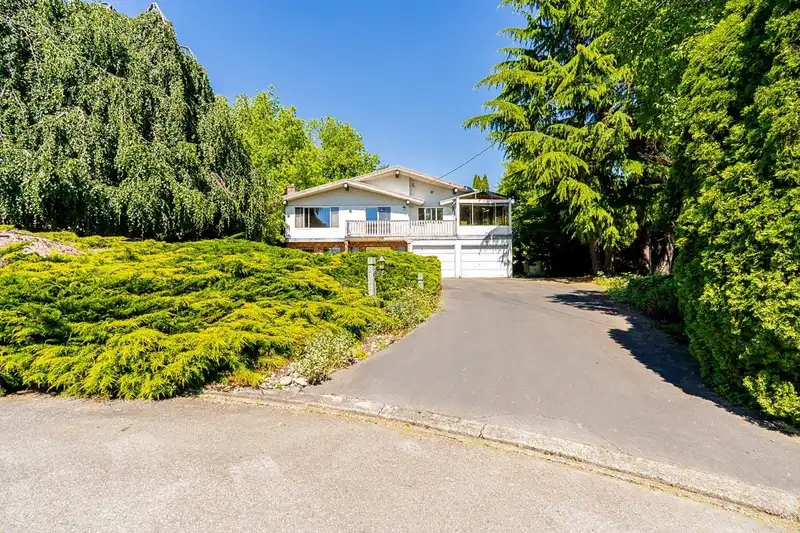 5462 BAKERVIEW DRIVE - photo 1 of 39