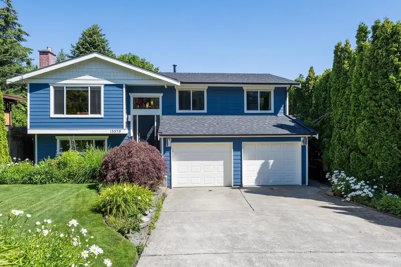 15579 17 AVENUE - photo 1 of 40