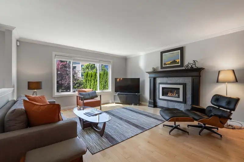 15579 17 AVENUE - photo 3 of 40