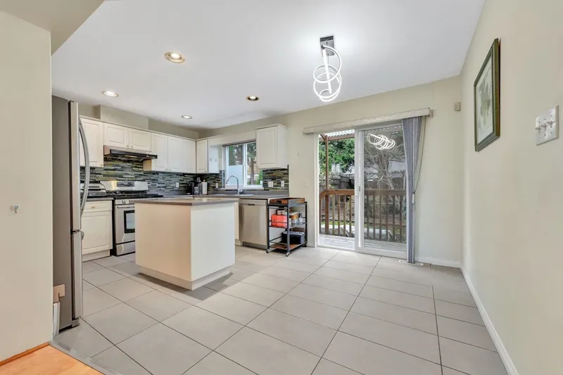 1067 DANSEY AVENUE - photo 4 of 25