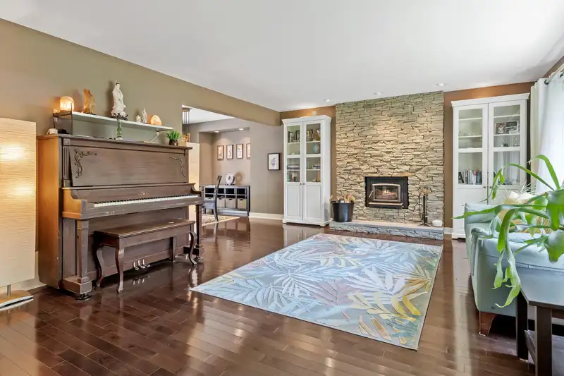 7965 BURNFIELD CRESCENT - photo 1 of 36