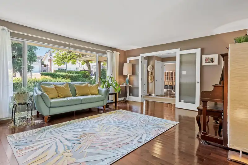 7965 BURNFIELD CRESCENT - photo 2 of 36