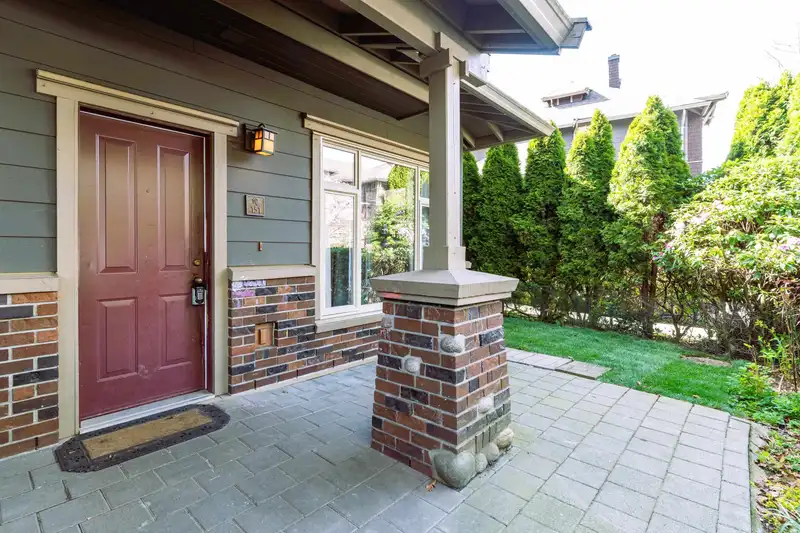 131 600 PARK CRESCENT - photo 2 of 27