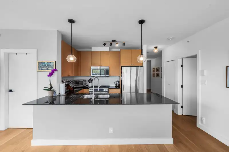 808 110 BREW STREET - photo 4 of 40