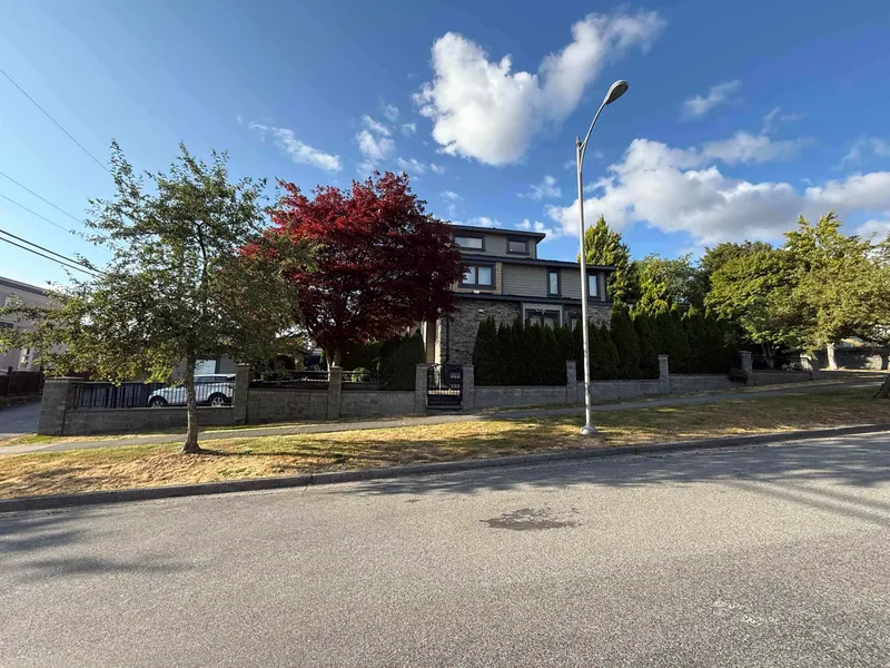 7689 JASPER CRESCENT - photo 3 of 25