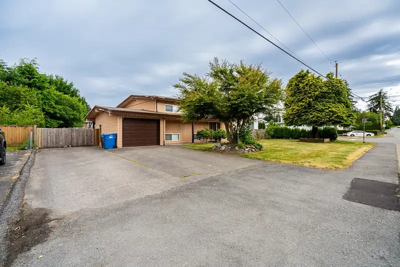 32592 BEVAN AVENUE - photo 3 of 37