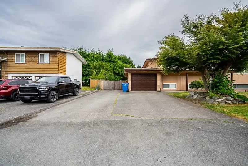 32592 BEVAN AVENUE - photo 4 of 37