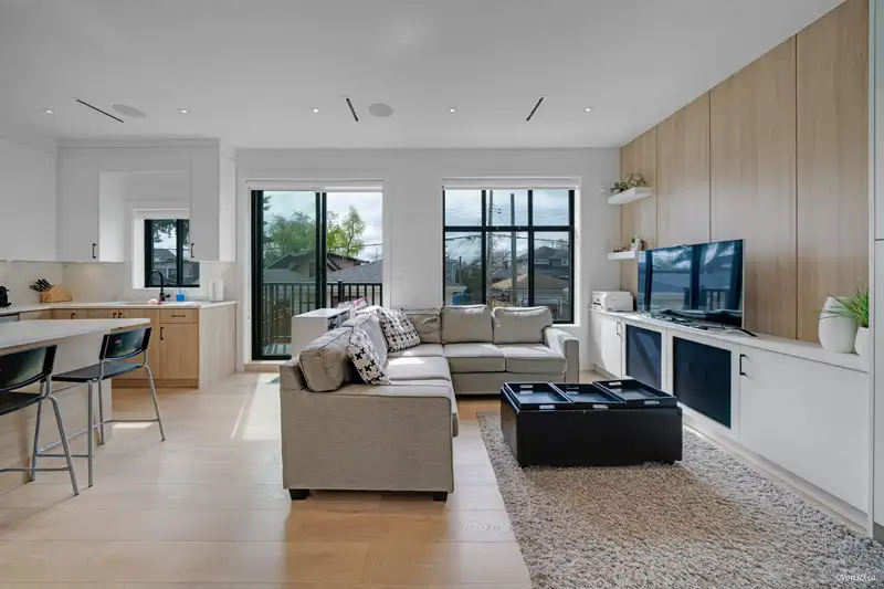 126 E 45TH AVENUE - photo 2 of 32