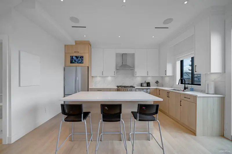 126 E 45TH AVENUE - photo 3 of 32
