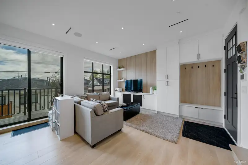 126 E 45TH AVENUE - photo 4 of 32