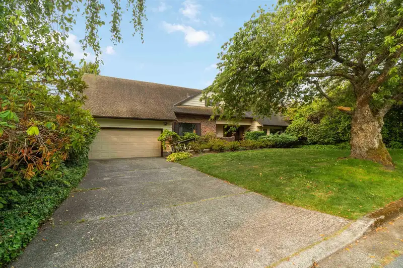 4228 STAULO CRESCENT - photo 1 of 31