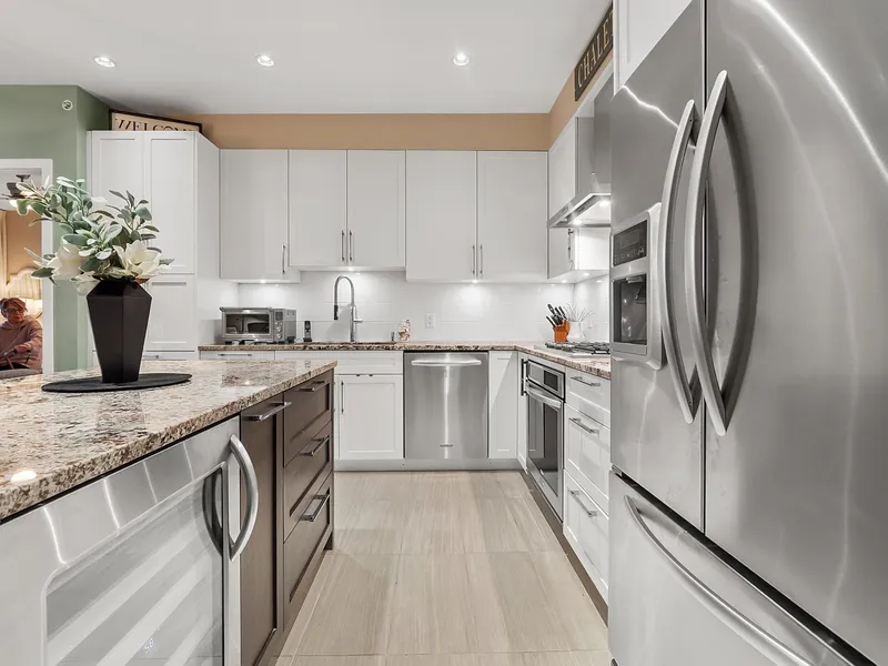 412 15360 20TH AVENUE - photo 3 of 25