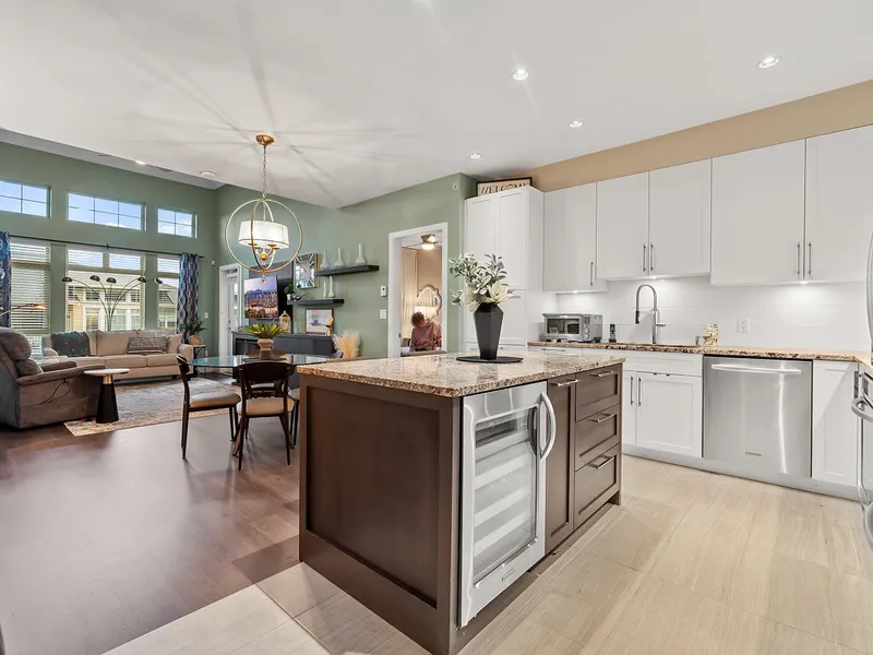 412 15360 20TH AVENUE - photo 4 of 25