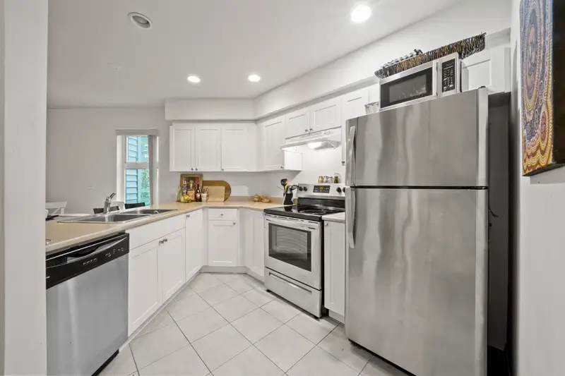 209 2915 GLEN DRIVE - photo 4 of 24