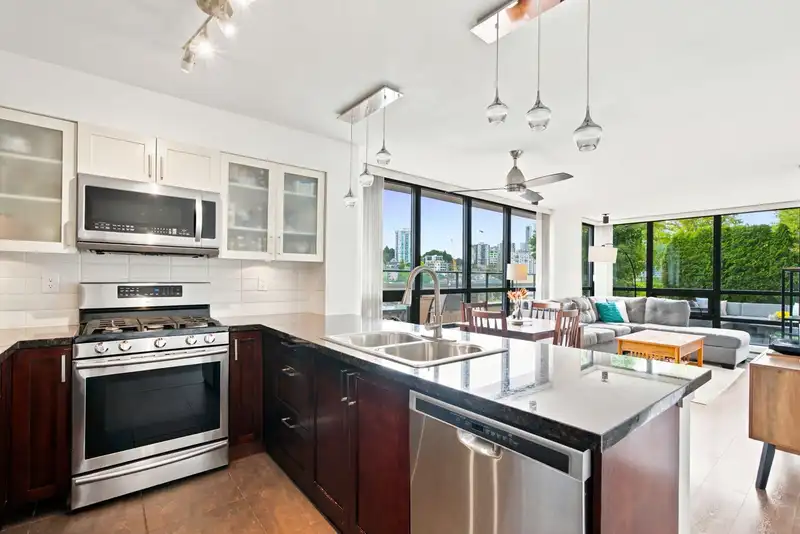 401 1 RENAISSANCE SQUARE - photo 1 of 37