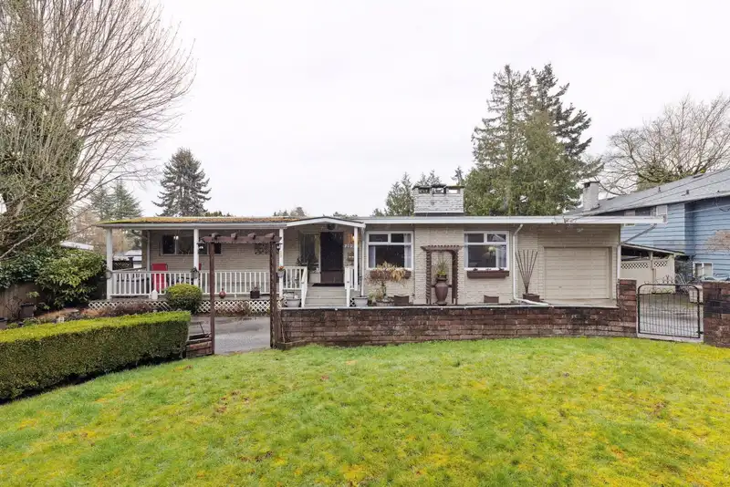 1092 ENGLISH BLUFF ROAD - photo 2 of 33
