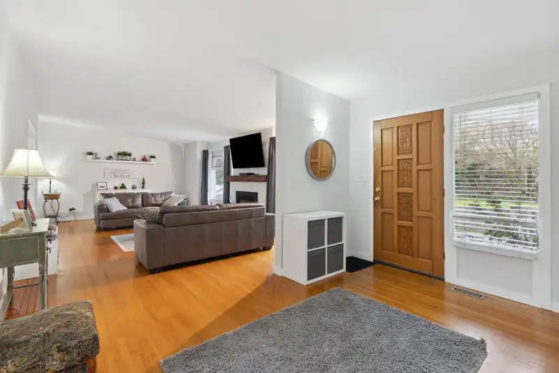 1092 ENGLISH BLUFF ROAD - photo 4 of 33