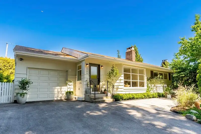 2784 CRESCENTVIEW DRIVE - photo 1 of 27