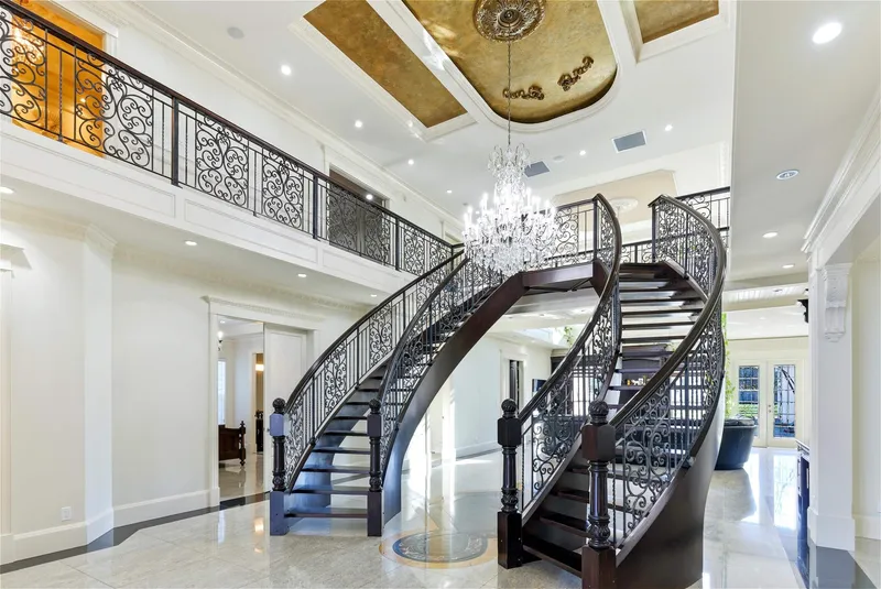 21098 85 AVENUE - photo 2 of 25