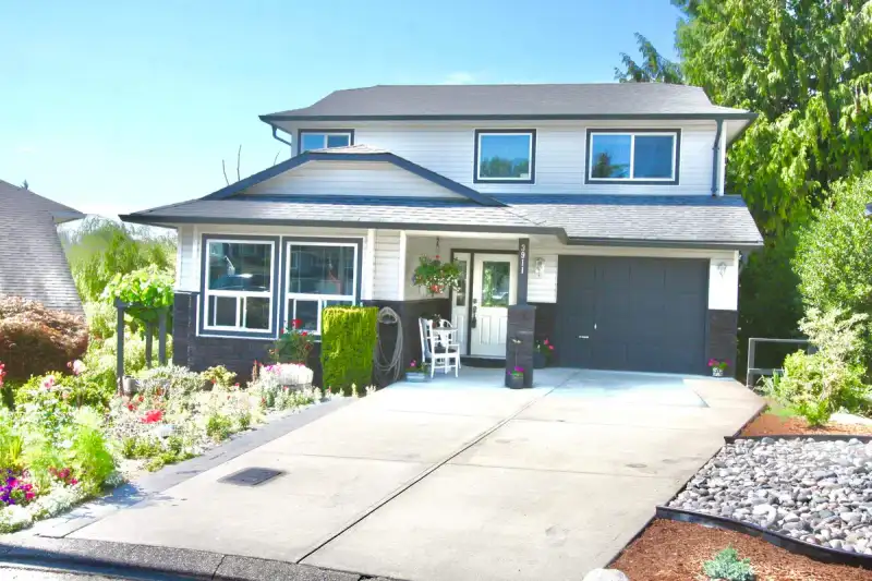 3911 WATERTON CRESCENT - photo 1 of 40