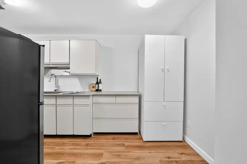206 9202 HORNE STREET - photo 3 of 34