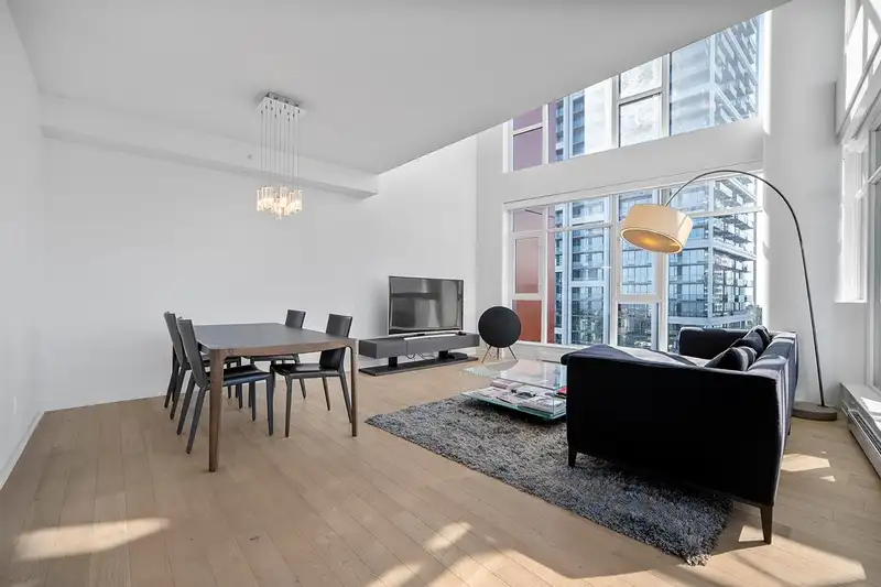 3003 4688 KINGSWAY - photo 2 of 29