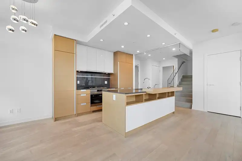 3003 4688 KINGSWAY - photo 4 of 29