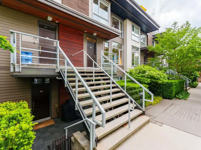 223 735 W 15TH STREET - photo 3 of 39