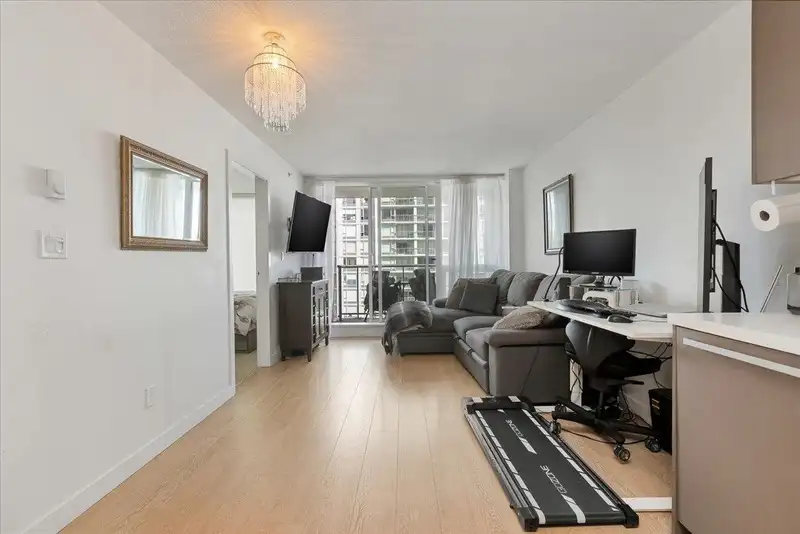 1015 13696 100 AVENUE - photo 2 of 11
