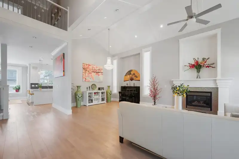 16430 104A AVENUE - photo 3 of 40