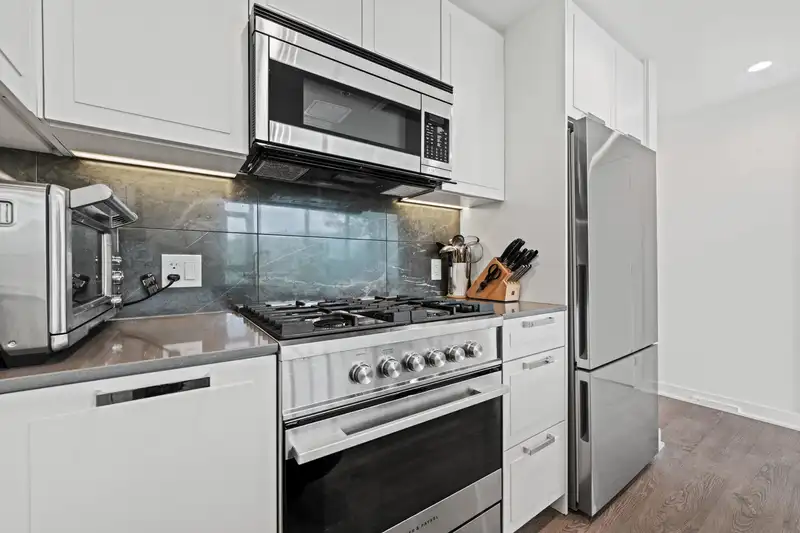 807 1401 HUNTER STREET - photo 4 of 40