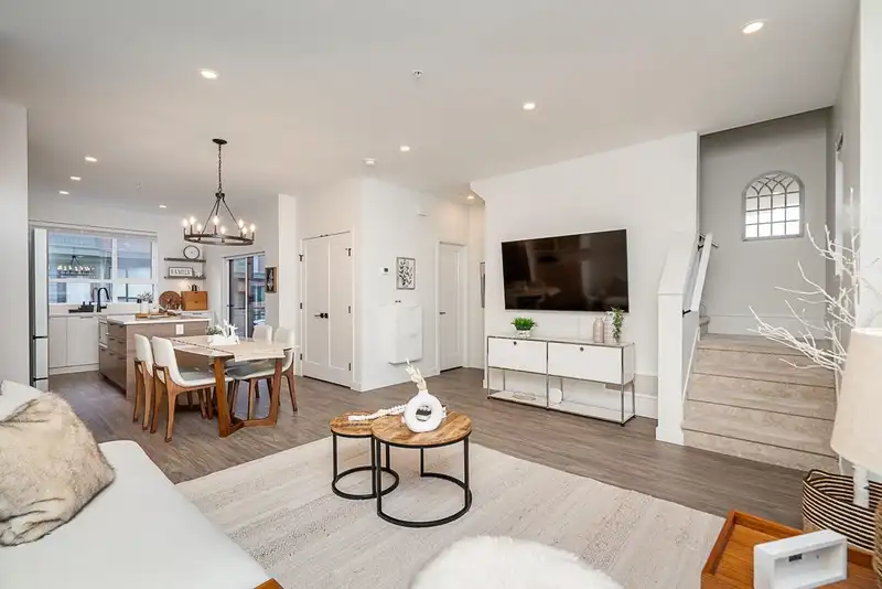 11 20150 81 AVENUE - photo 2 of 37