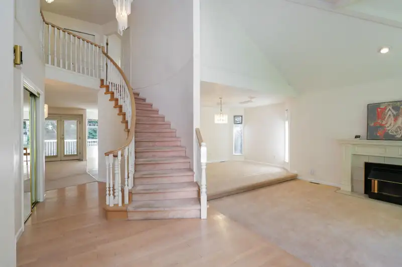 14891 26 AVENUE - photo 3 of 37