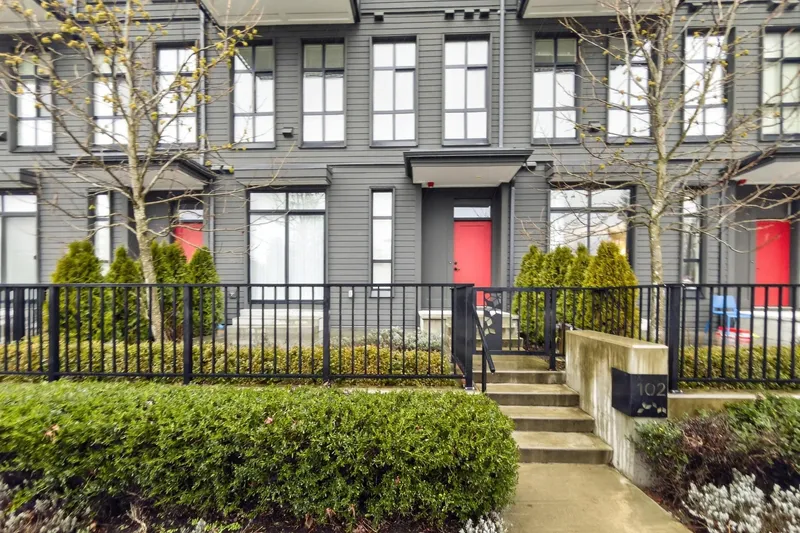 102 13933 105 BOULEVARD - photo 1 of 25