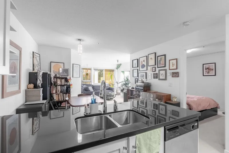 305 4550 FRASER STREET - photo 2 of 25