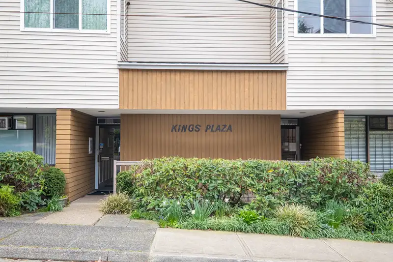 104 105 W KINGS ROAD - photo 3 of 30