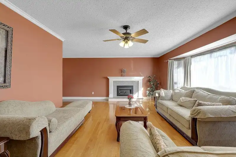 8947 URSUS CRESCENT - photo 3 of 38