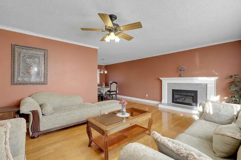 8947 URSUS CRESCENT - photo 4 of 38