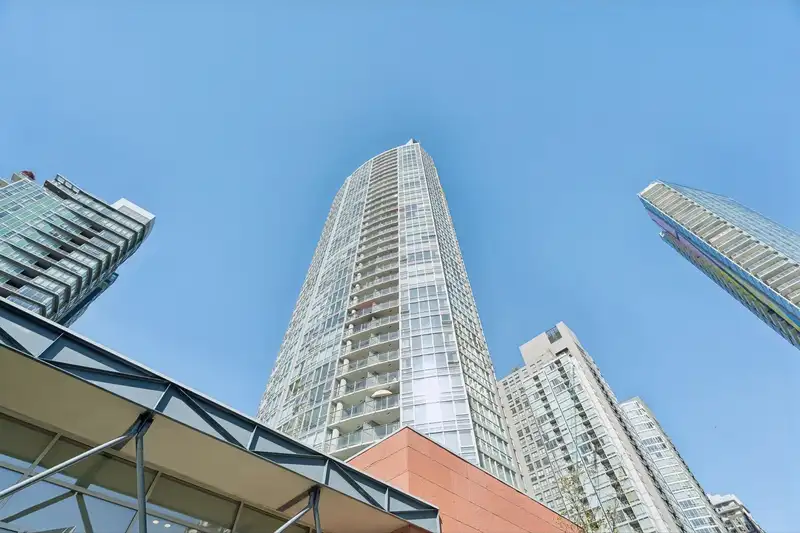 908 1408 STRATHMORE MEWS - photo 2 of 40