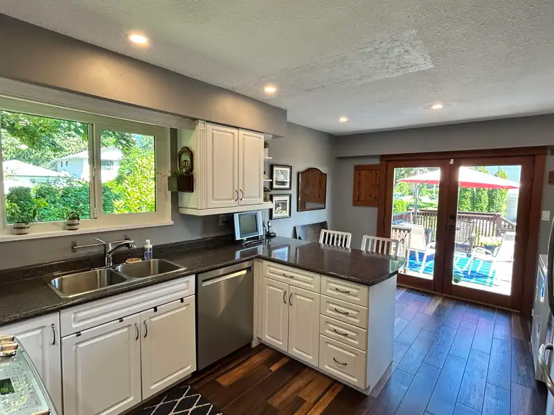 1798 GARDEN AVENUE - photo 4 of 27