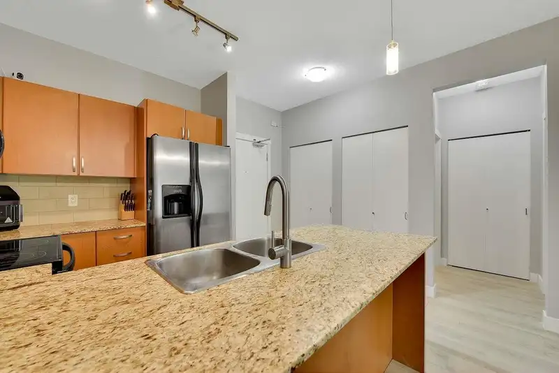221 13733 107A AVENUE - photo 4 of 32